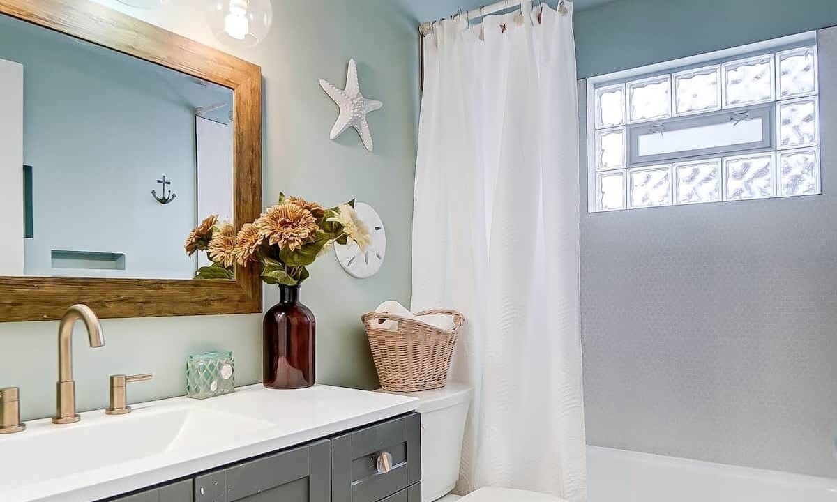 Photo of Bathroom in Roselawn Finance