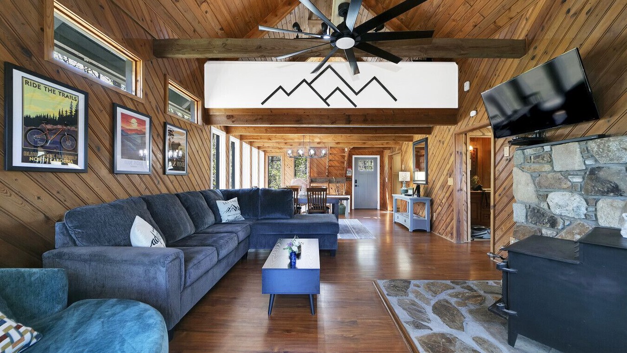 Photo of Bedroom in Hendersonville