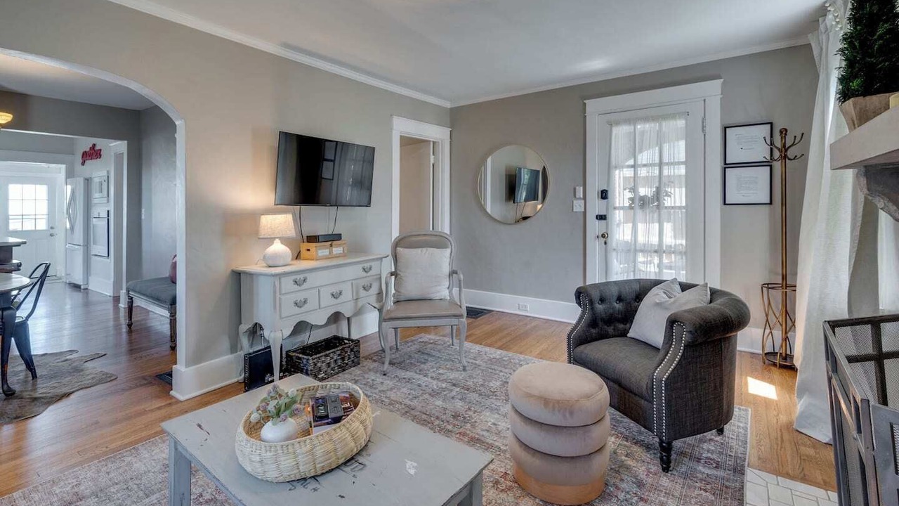 Photo of Livingroom in Lockeland Springs