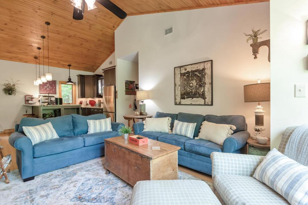 Photo of Livingroom in West Jefferson