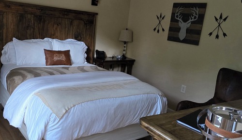 103 Queen Bed, Non Smoking, corner room