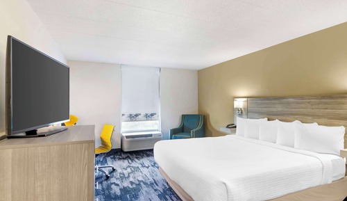 Standard Room, 1 King Bed, Non Smoking, Refrigerator & Microwave