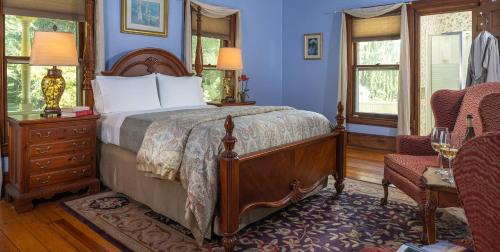 Howell Room (Adults Only, No Pets, Breakfast Included)