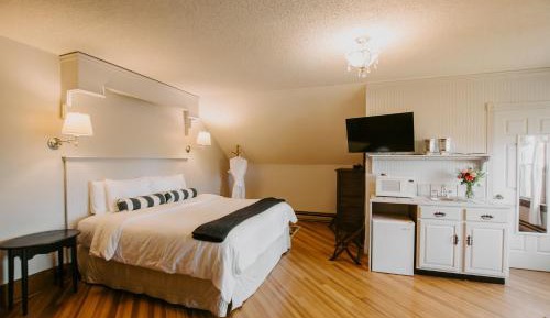 King Studio with Sofa Bed