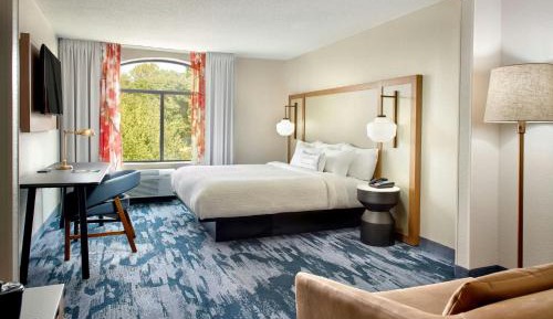 One-Bedroom King Suite with Roll-In Shower, Bathtub and Sofa Bed - Mobility Access