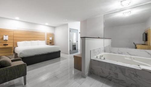 Suite with Hot Tub