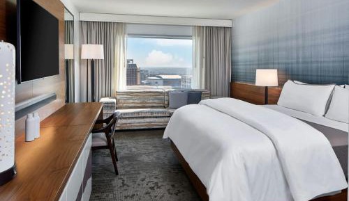 Traditional King Room with Roll-in Shower - Mobility and Hearing Accessible