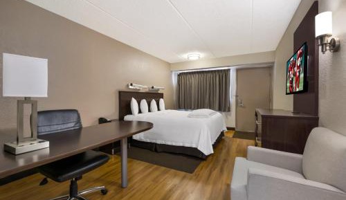 Premium King Room Smoke Free (Upgraded Bedding & Snack)