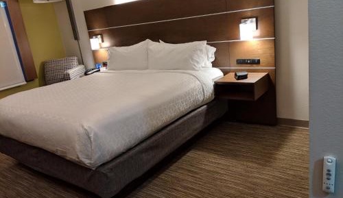 King Room with Roll-In Shower - Disability Access