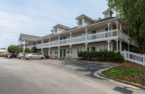 Norcross Hotel | HomeTowne Studios by Red Roof Atlanta NE - Norcross South