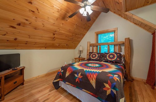 Burnsville Cabin | Secluded + Beautiful Outdoor Spaces + Walkable River Access + Fishing + Hiking