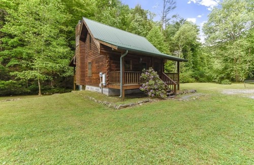 Townsend Cabin | Whisper Creek 2 Bedroom Cabin by RedAwning