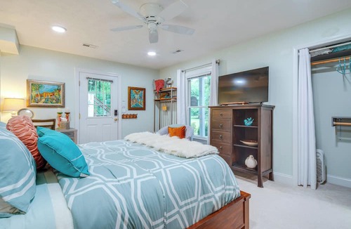 Hendersonville Apartment | Creekside Hendersonville Haven: Hot Tub & Fire Pit