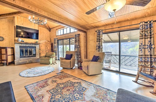 Valley Creek Run Cottage | Best Location - Maggie Valley Cabin w/Hot Tub!