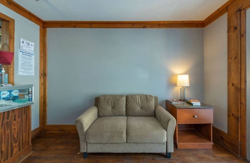Lake Lure Hotel | Geneva Hotel & Tiki Bar