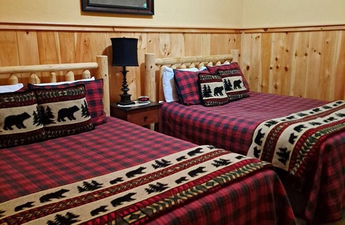 Helen Cabin | Best of both worlds! Feel secluded a mile from downtown in a luxury cabin.