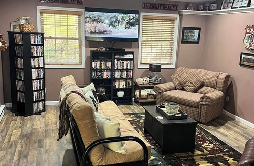 Maryville Cabin | The Diamond "B" a Cozy Cabin Retreat - Perfect for.riding the Dragon and more.