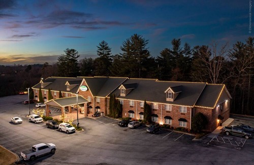 Flat Rock Hotel | Mountain Inn & Suites