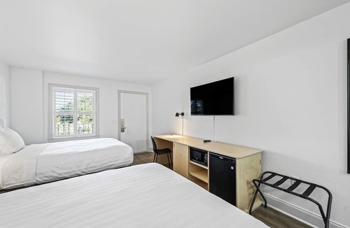 West Ashley Hotel | Charleston Creekside Inn