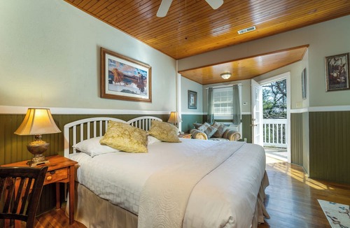 Flat Rock Cabin | Highland Lake Inn & Resort
