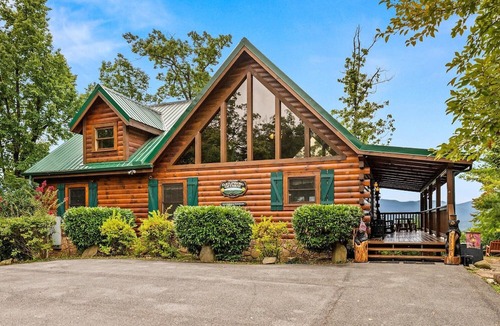 Black Bear Falls Cabin | 2026 Renovated Luxury 5BR 5BA Log Home, Epic Mountain Views, Minutes to Downtown