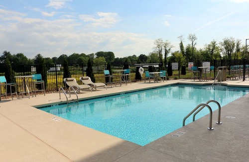 Flat Rock Hotel | Holiday Inn Express & Suites Hendersonville SE - Flat Rock by IHG