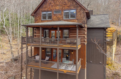 Franklin Cottage | Hot Tub, Pool Table! Luxury Log Cabin in Franklin