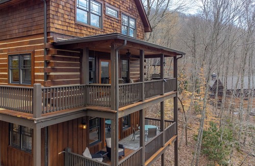Franklin Cottage | Hot Tub, Pool Table! Luxury Log Cabin in Franklin