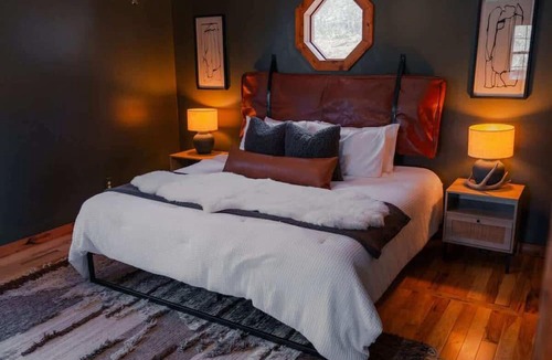 Logan Cabin | Cozy Cabin With Hot Tub - Near all in Hocking Hills