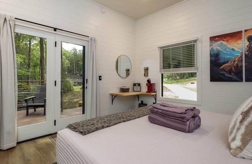 Balsam Grove Cabin | Mirror Cabin - Looking Glass
