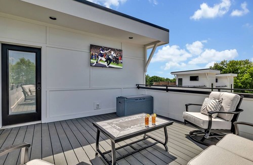 Berry Hill Cottage | Bass - Private Rooftop - 8 Mins to Broadway
