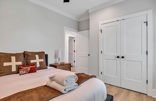 Berry Hill Cottage | Bass - Private Rooftop - 8 Mins to Broadway