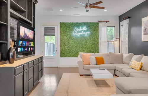 Haynes Area House | Rooftop Large Backyard Fire Pit Near Downtown Nashville