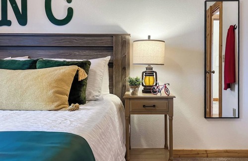 Wolf Laurel Cabin | 3 Kings 4 Bunks-sleeps 10-smart TV X6-parking out Front-full Kitchen-hot Tub