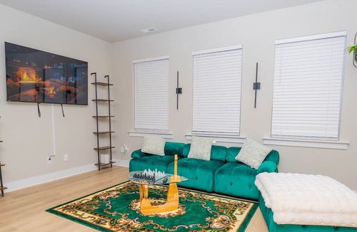 Sheffield Park Hotel | Modern Home near Plaza Midwood