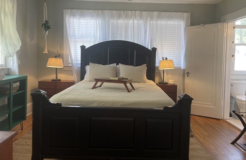 Oakley House | Private Suite: Walk to Biltmore and Breweries