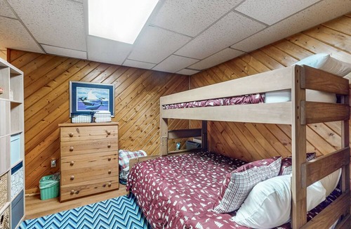 Swanton Cabin | Stone-lined cabin near Deep Creek Lake with ramp/no-step entry & full kitchen