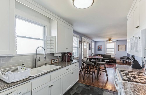 Woodbine House | Bluebird Bungalow – Chic 2 BDR Home in a Quiet Neighborhood! 10 Min to Downtown
