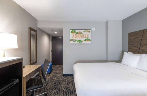 Asheville Hotel | Rodeway Inn & Suites near Outlet Mall - Asheville