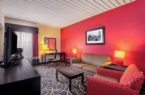 Elkview Hotel | La Quinta Inn & Suites by Wyndham Elkview - Charleston NE
