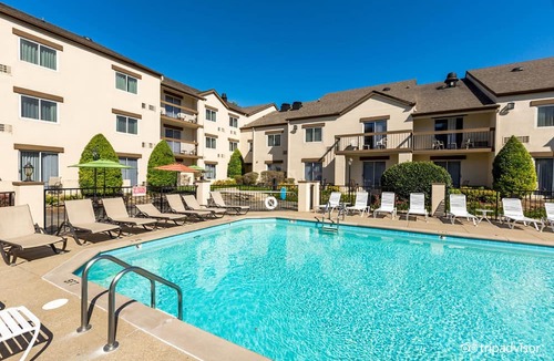 Merry Oaks Hotel | Club - Hotel Nashville Inn & Suites