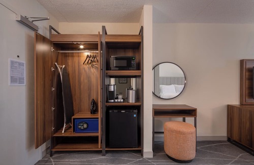 Westside Hotel | Holiday Inn Express & Suites Charleston DWTN - Medical CTR by IHG