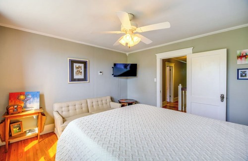 Bristol Cottage | Walk to State St! Bristol Craftsman w/Backyard