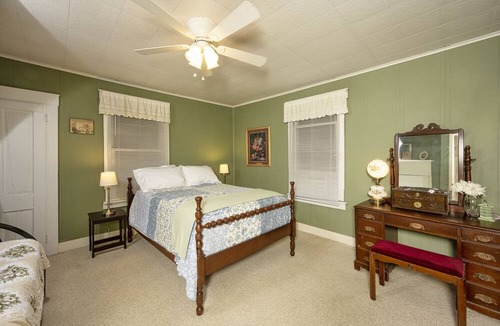 Clio Bed & Breakfast | Country Road House and Berries Bed & Breakfast - Farm Stay