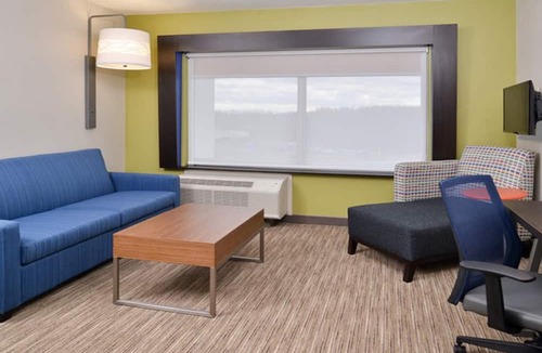 Parkersburg Hotel | Holiday Inn Express & Suites Parkersburg East by IHG