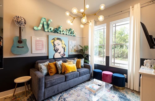 Hadley - Washington Condo | Designer Dolly Townhome - Perfect for Groups & Girls` Trips