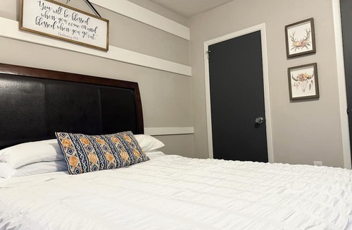 Hickory Apartment | The Local Yokel | Cozy 1 BR Apartment + Wi-Fi & Parking