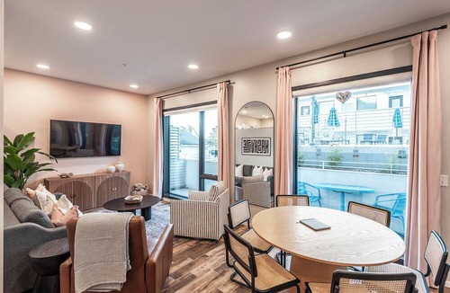 Edgehill Condo | Glam Downtown Retreat w/Pool | Girls’ Trips & Bachelorettes | Sleeps 8