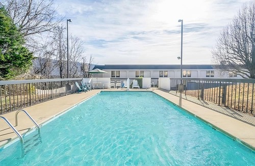 Lookout Valley Neighborhood Association Hotel | Maximum Comfort! With Seasonal Outdoor Pool, Free Parking, Pets are Welcome!