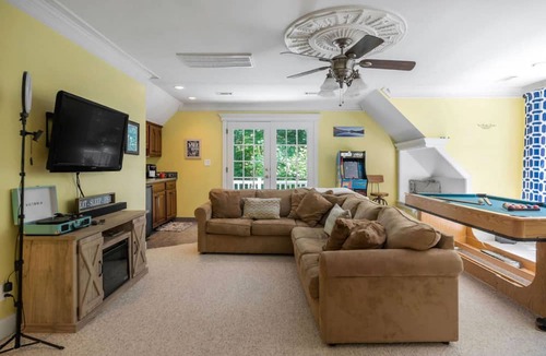 Smithville House | HotTUB+Sauna, Arcade, FREE Kayaks+ Lake Access | BEACHY Area Ramp | Sleeps 17+